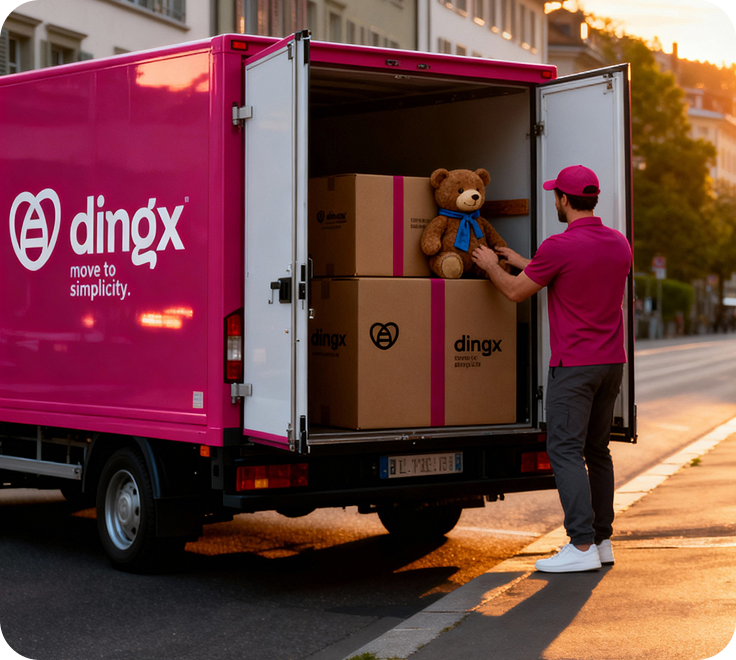 Ein dingx-Kurier lädt Kisten und einen Teddybären in einen pinken dingx-Lastwagen