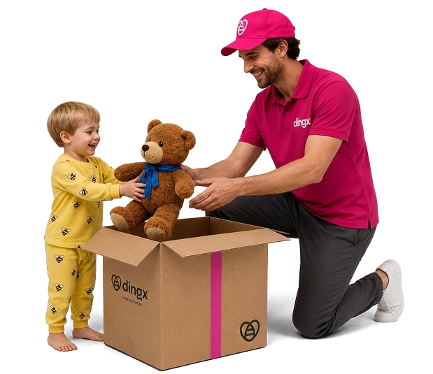 Ein dingx-Kurier hilft einem Kind, einen Teddybären in eine Umzugskiste zu legen